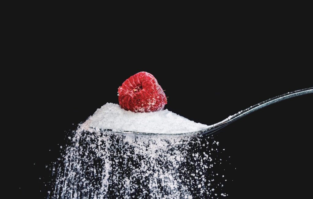 Bílý cukr je běžnou součástí jídelníčku mnohých z nás.