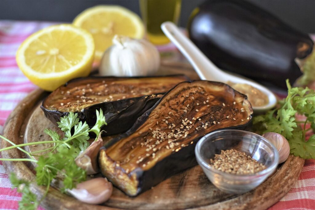 Sezamem lze například posypat pečené lilky, popřípadě jej ve formě pasty tahini využít při přípravě pomazánky baba ganoush.