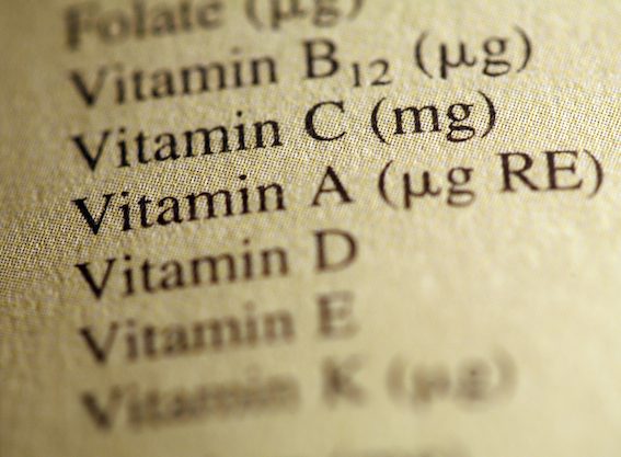 Vitamin B12 se nachází především v živočišných produktech, proto by jej vegani měli suplementovat.