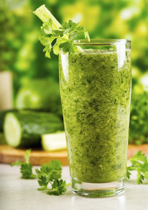 Zelená smoothie se mezi zdravě se stravujícími těší velké oblibě.