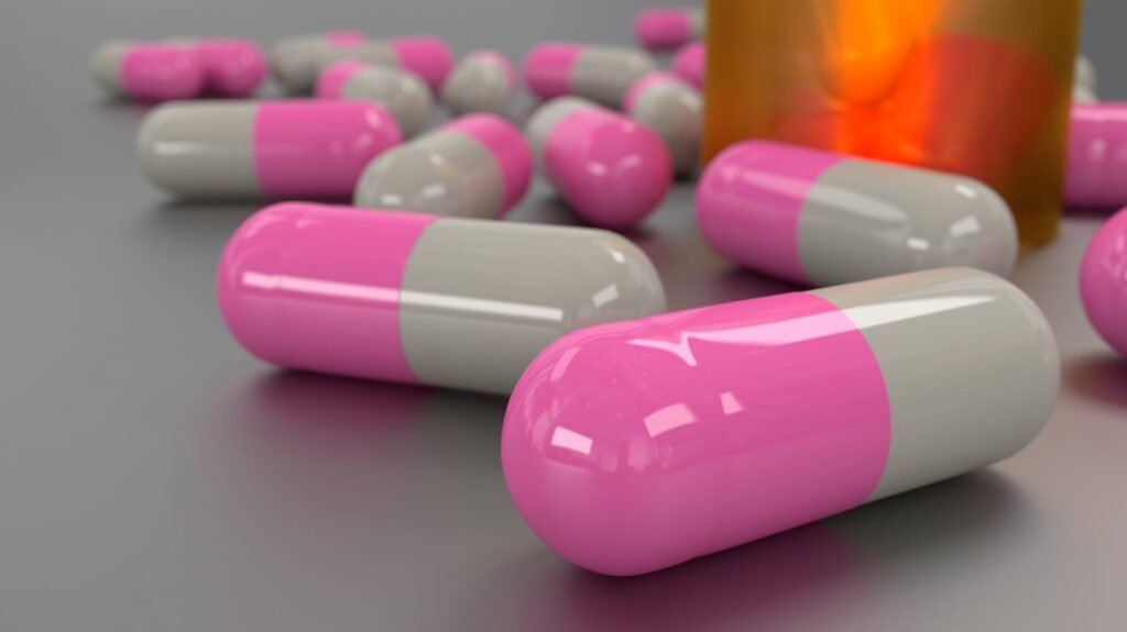 S kvasinkovými infekcemi se lidé často potýkají po dobrání antibiotik. Je proto vhodné brát společně s nimi také probiotika.
