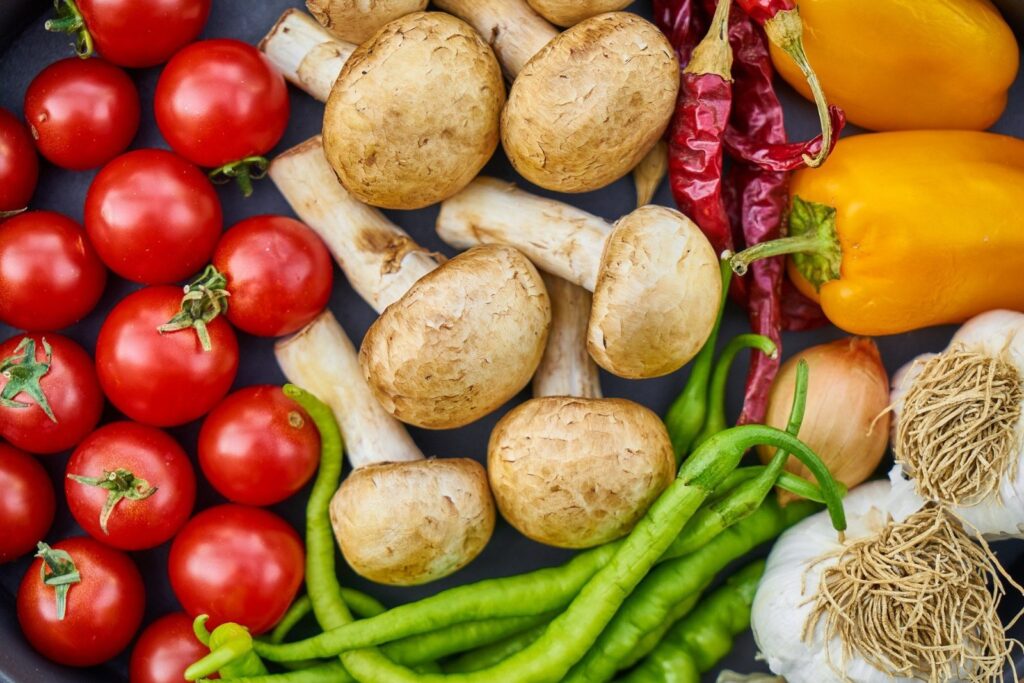 Veganská strava není automaticky zdravou stravou. Organizace Otevři Oči společně s Českou veganskou společností vydala brožurku „Průvodce veganstvím: Pro lékaře i veřejnost“, která osvětluje zásady zdravé životosprávy.