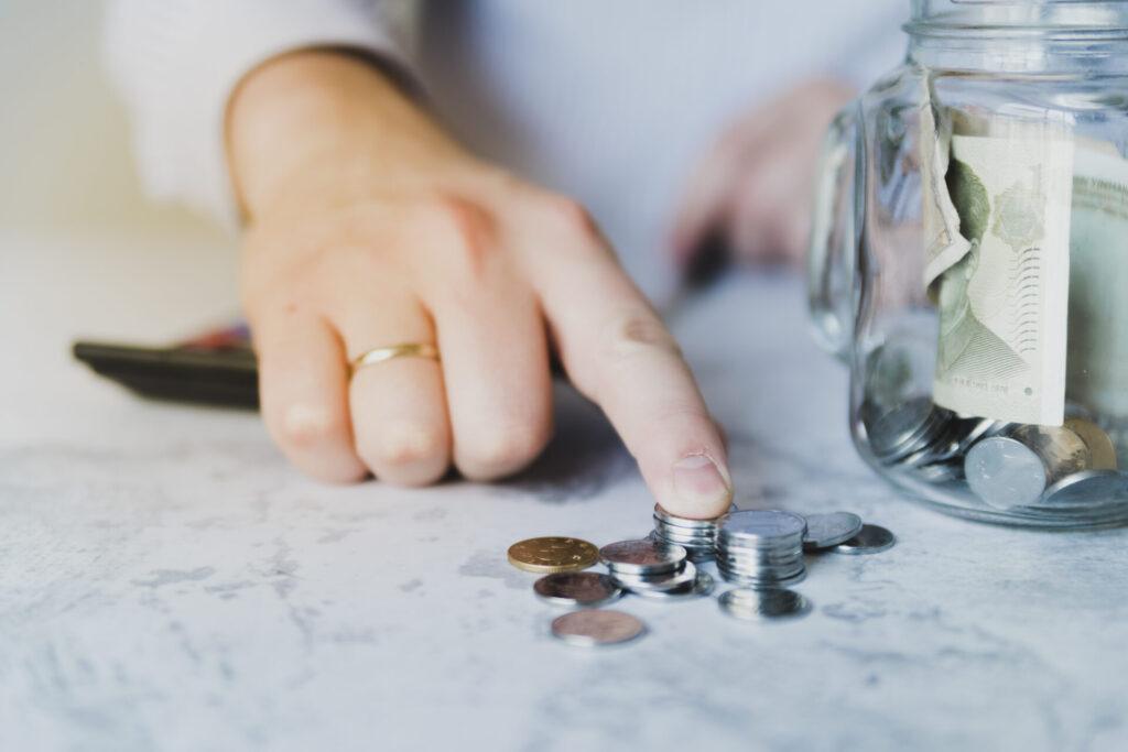 Pravidelné spoření na důchod umožňuje postupně vytvářet rezervu, která umožní pohodovější stáří.